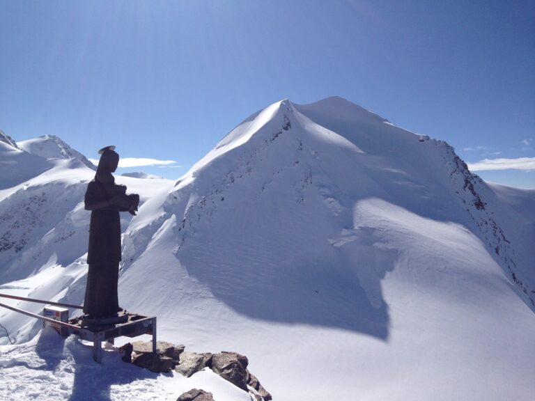 Vista del Castore innevato dal Polluce